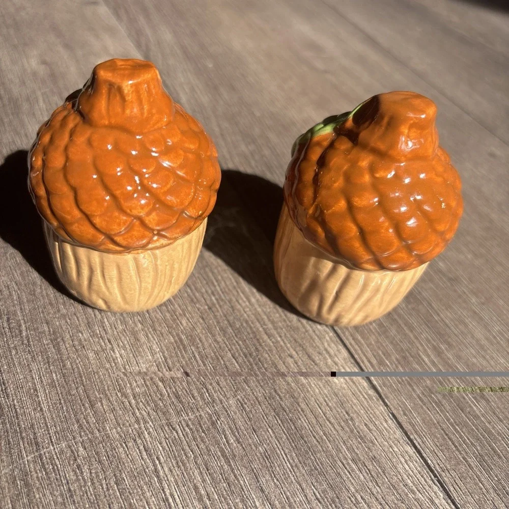 Vintage Stoneware FALL ACORNS THANKSGIVING Salt Pepper Shakers Set Cottage